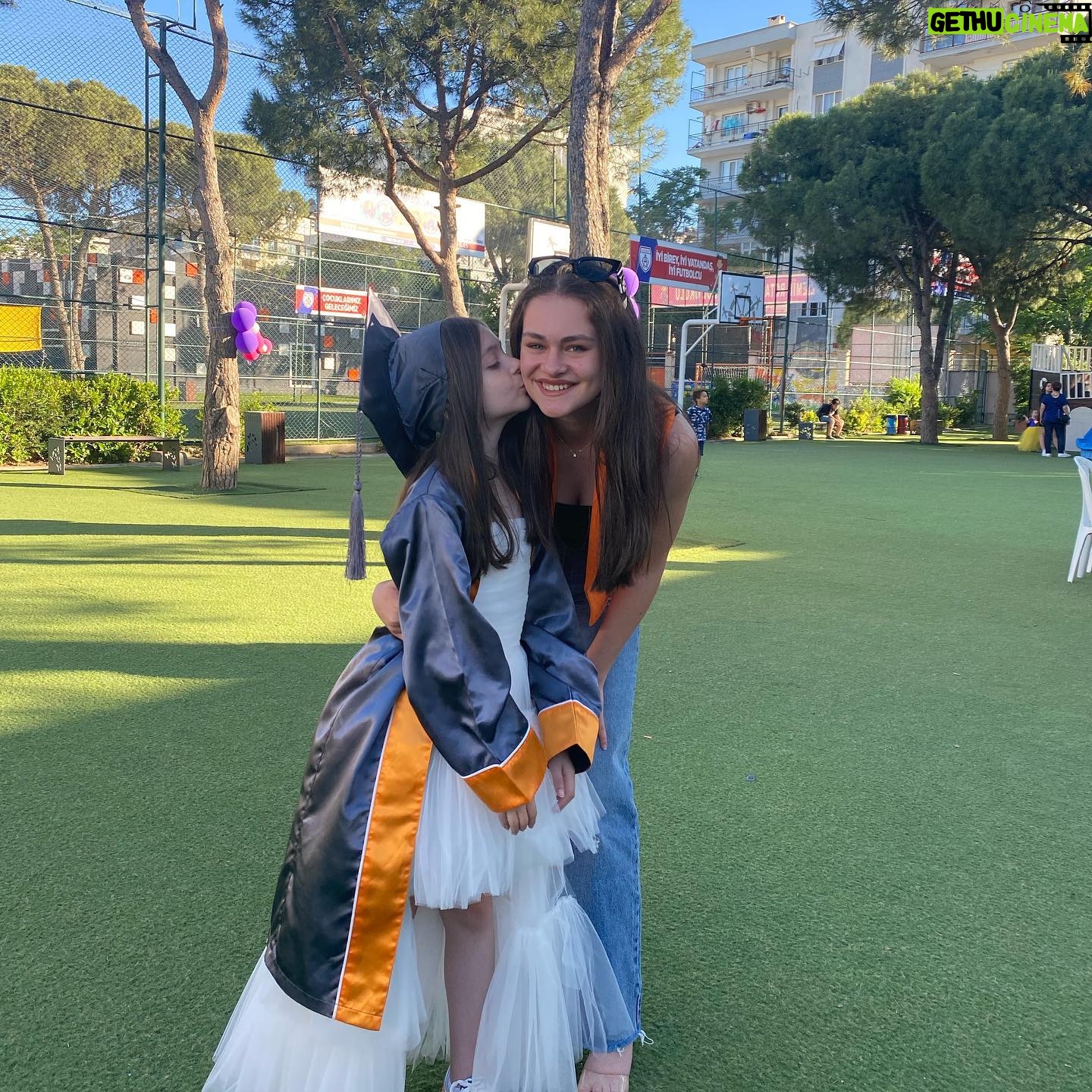 Beren Gençalp Instagram - Veeee mezun 🧑🎓