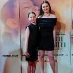Beren Gençalp Instagram - İlk sinema filmimin mutluluğunu sizlerle paylaşmak istedim. Bu film benim için çok güzel anılar biriktirdiğim , güzel kalpli insanlarla tanıştığım bir macera oldu. Bu maceraya sizlerin de ortak olması dileğiyle… Sırrını Biliyorum 22 Mart’ta sinemalarda … Sizlerle buluşmak için can atıyorum peki ya siz ? • • • @sirrinibiliyorumfilm @timuracar @didembalcin @sonerturker @beyzagencalp @rehaozcanofficial @edaozerkan @kahramansivri @mihribaner @alihanturkdemir_resmi @sedef_s @aliertemofficial @alperatak @battalkarslioglu