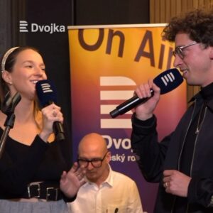 Berenika Kohoutová Instagram - Vím, že jsi se mnou z muzikálu Dracula
zazpívali ve Dvojce u piana Berenika Kohoutová a Jan Cina. Složili tak hold hudebnímu skladateli Karlu Svobodovi, který by se v těchto dnech dožil 85. narozenin. Celý pořad na videu má webu Dvojky.