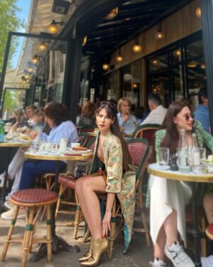 Berna Üçkaleler Instagram - Kararsızlık 🤷🏻‍♀️ sanki 2. Fotoğrafı seçmeliydim 🧐bilemedim🥰
.
.
.
.
.
.
#cafedeflore #paris #santgermain #parissaintgermain #parisfashion #fashion #travel #picoftheday #photooftheday #me #happy #❤️ #parisienne