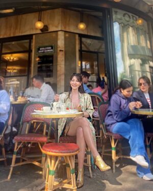 Berna Üçkaleler Instagram - Kararsızlık 🤷🏻‍♀️ sanki 2. Fotoğrafı seçmeliydim 🧐bilemedim🥰
.
.
.
.
.
.
#cafedeflore #paris #santgermain #parissaintgermain #parisfashion #fashion #travel #picoftheday #photooftheday #me #happy #❤️ #parisienne