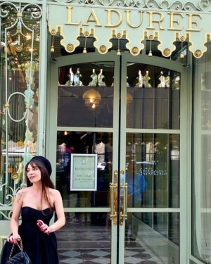 Berna Üçkaleler Instagram - Dö lö dö ööö Bonne soirée 😁
.
.
.
#champelysees #paris #laduree
