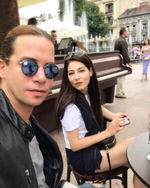 Berna Üçkaleler Instagram - Bir zamanlar Lviv 😢 Eğlencesine, huzuruna ve mutluluğuna aşık olduğumuz özgür şehir. Belki de en eğlendiğimiz seyahatlerimizden biriydi. Şimdi ekranlardaki halini görmek içimizi acıtıyor. 
#slavaukraini 

#savaşahayır