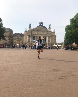 Berna Üçkaleler Instagram - Bir zamanlar Lviv 😢 Eğlencesine, huzuruna ve mutluluğuna aşık olduğumuz özgür şehir. Belki de en eğlendiğimiz seyahatlerimizden biriydi. Şimdi ekranlardaki halini görmek içimizi acıtıyor. 
#slavaukraini 

#savaşahayır