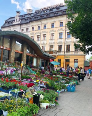 Berna Üçkaleler Instagram - Bir zamanlar Lviv 😢 Eğlencesine, huzuruna ve mutluluğuna aşık olduğumuz özgür şehir. Belki de en eğlendiğimiz seyahatlerimizden biriydi. Şimdi ekranlardaki halini görmek içimizi acıtıyor. 
#slavaukraini 

#savaşahayır
