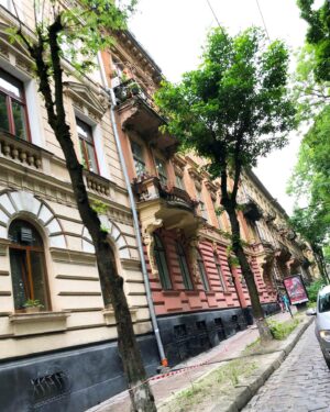 Berna Üçkaleler Instagram - Bir zamanlar Lviv 😢 Eğlencesine, huzuruna ve mutluluğuna aşık olduğumuz özgür şehir. Belki de en eğlendiğimiz seyahatlerimizden biriydi. Şimdi ekranlardaki halini görmek içimizi acıtıyor. 
#slavaukraini 

#savaşahayır