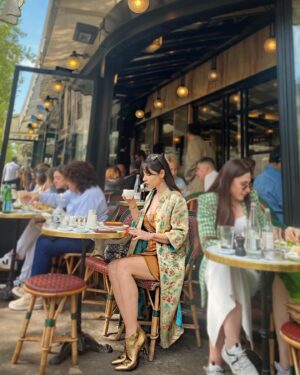 Berna Üçkaleler Instagram - Kararsızlık 🤷🏻‍♀️ sanki 2. Fotoğrafı seçmeliydim 🧐bilemedim🥰
.
.
.
.
.
.
#cafedeflore #paris #santgermain #parissaintgermain #parisfashion #fashion #travel #picoftheday #photooftheday #me #happy #❤️ #parisienne