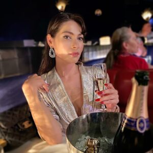 Berna Üçkaleler Instagram - Başka hiçbir yerde görme şansımız olmayan, sadece Paris’te izlenebilecek, muhteşem bir şovdu “LİDO”🥂✨ 
#cheers #lido