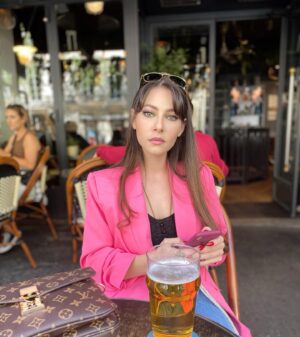 Berna Üçkaleler Instagram - Post olsun dediniz, ciddi anlamda gelen her mesaj böyleydi. Buyrunuz efenim, post oldu 💄
.
.
.
.
#paris #makeup #travel #fashion #me #pink #picoftheday #portraitphotography #portrait #france
