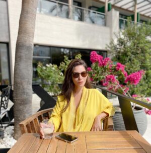 Berna Üçkaleler Instagram - Bi kadeh sütlü viski 🥃 ? Neden olmasın🤓 içinde süt olan her şey, ve yine içinde viski olan her şey aşktır ❤️ bi de yaz gelsin artık ya 🤦🏻‍♀️

#whiskey #spring #travel #soon #fashion #picoftheday #me #flowers