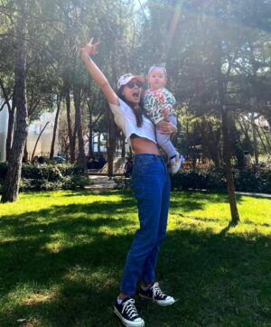 Berna Üçkaleler Instagram - Baharın geç gelişini kutladık🥰 Leo mutlu, biz daha mutlu🙏 

#motherandson #baby #me #nature #park #fashion #babystyle #momstyle #happybaby #babyboy