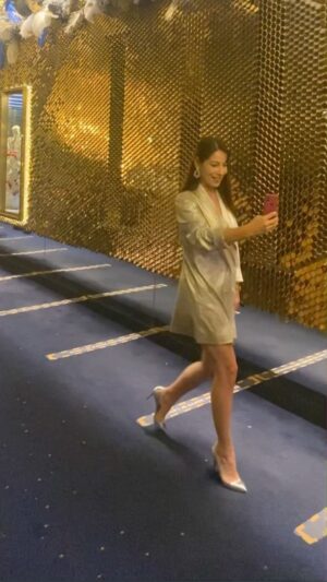 Berna Üçkaleler Instagram - Sevgilimin gözünden ✨ 
Lido bu güne dek izlediğim en harikulade şovdu. Tam anlamıyla görsel şölen yaşadık. Ambiyans, danslar, ışıklar, videolar inanılmazdı. Dekora zaten inanamadık. Dünya da sadece Pariste sergilendiği için, hem fotoğraf hem de video çekimi yapmak yasaktı. Sırf bu şovu izlemek için bile Paris’e gelinirmiş🙏