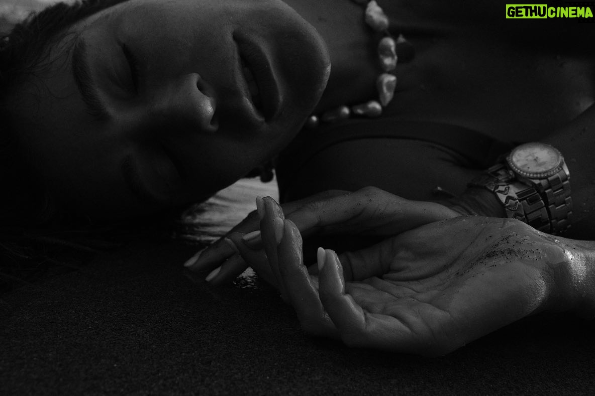 Berrak Tüzünataç Instagram - Self love is the greatest middle finger of all time 🖤 .