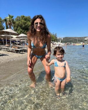 Berrak Tüzünataç Instagram - Who wore it better ? #WeirdAuntActivated 🫠🧿♥️👍🏼 📸: @ozpirincci
