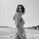 Berrak Tüzünataç Instagram – French new waving with amore @yazyuceil 🌹 ❤️‍🔥🌹 & Aegean joy w @yuzu.mag 📸 : @firatcelik 🤍. #reklam