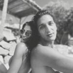 Berrak Tüzünataç Instagram – French new waving with amore @yazyuceil 🌹 ❤️‍🔥🌹 & Aegean joy w @yuzu.mag 📸 : @firatcelik 🤍. #reklam
