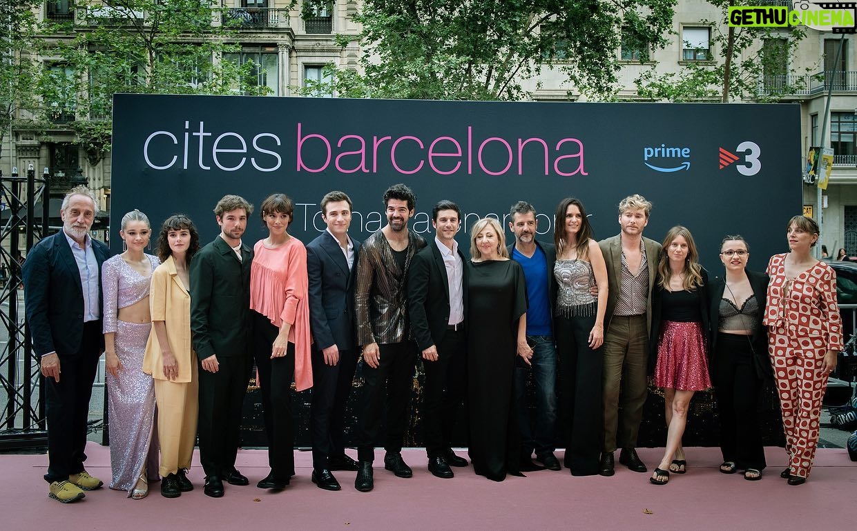 Berta Castañé Instagram - “CITES BARCELONA” Ahir va ser una nit increïble. No tinc més que paraules per agrair a tota la familia que està darrere de tot això. Són tantes les persones que t’acompanyen en aquest camí que, de veritat, es queden pobres les paraules. Gràcies a tothom. Gràcies per fer-me viure aquest somni en vida. Busca, explora, viu, obre’t, no et tanquis a res. Viu sempre com si avui fos l’últim dia de la teva vida, que només tenim aquesta!!!! Escric això, perquè tinc la sort d’haver trobat des de ben petitona el que realment em mou, el que m’arriba al més fons del cor, el que em fa feliç; lluiteu, de vegades es dur el camí, pero quina felicitat quan el gaudeixes. Tanta gent a agrair….. Tanta gent a estimar…. El meu cor explota d’amor. Que curt es queda tot això. Quanta vida per viure…. • • • DREAM TEAM 👗@hortensia_maeso @hortensiamaeso 💍@fahomamadrid @fahomaba 💄 @mr.davidlopez x @diorbeauty