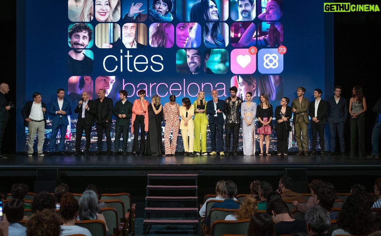 Berta Castañé Instagram - “CITES BARCELONA” Ahir va ser una nit increïble. No tinc més que paraules per agrair a tota la familia que està darrere de tot això. Són tantes les persones que t’acompanyen en aquest camí que, de veritat, es queden pobres les paraules. Gràcies a tothom. Gràcies per fer-me viure aquest somni en vida. Busca, explora, viu, obre’t, no et tanquis a res. Viu sempre com si avui fos l’últim dia de la teva vida, que només tenim aquesta!!!! Escric això, perquè tinc la sort d’haver trobat des de ben petitona el que realment em mou, el que m’arriba al més fons del cor, el que em fa feliç; lluiteu, de vegades es dur el camí, pero quina felicitat quan el gaudeixes. Tanta gent a agrair….. Tanta gent a estimar…. El meu cor explota d’amor. Que curt es queda tot això. Quanta vida per viure…. • • • DREAM TEAM 👗@hortensia_maeso @hortensiamaeso 💍@fahomamadrid @fahomaba 💄 @mr.davidlopez x @diorbeauty