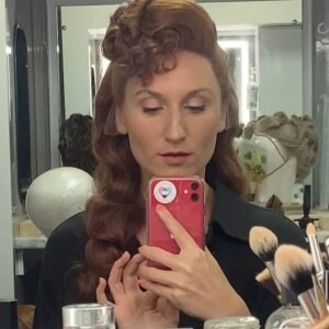 Bessie Carter Instagram - One of the best things about Bridgerton is getting to wear the incredible wigs that were thought up by the incredible @emmarigby_pro 🤌🏼✨
She created me and the Queens lewwwkz but on top of that was one of the kindest and funniest people to be around. She deserves everything coming her way. 
Love you Em xx

Cant wait for you guys to see what else she has in store for you in part 2 🌚

@bridgertonnetflix @shondaland @netflix