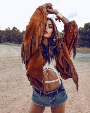 Bestemsu Özdemir Instagram - Röportaj: @tugceorcunus 
Fotoğraf: @elifdemiralpp 
Styling: @kayaefk