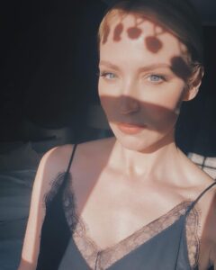 Actress Beth Riesgraf HD Instagram Photos and Wallpapers November 2022