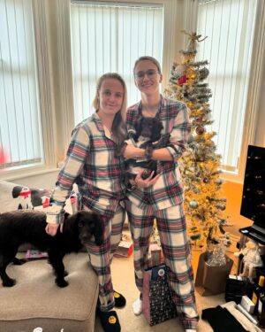 Beth Mead Instagram - 𝗠𝗲𝗿𝗿𝘆 𝗖𝗵𝗿𝗶𝘀𝘁𝗺𝗮𝘀 𝗳𝗿𝗼𝗺 𝘁𝗵𝗲 𝗠𝗲𝗮𝗱𝗲𝗺𝗮’𝘀 🎄🎅🏼❤️