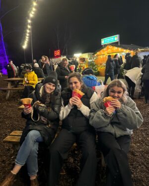 Beth Mead Instagram - Thought we captured the perfect photo to start the dump 😏 😂