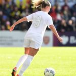 Beth Mead Instagram - 𝐒𝐭𝐚𝐫𝐭 𝐨𝐟 𝐭𝐡𝐞 𝐲𝐞𝐚𝐫 𝐝𝐮𝐦𝐩 🌅 🐾 ⚽️