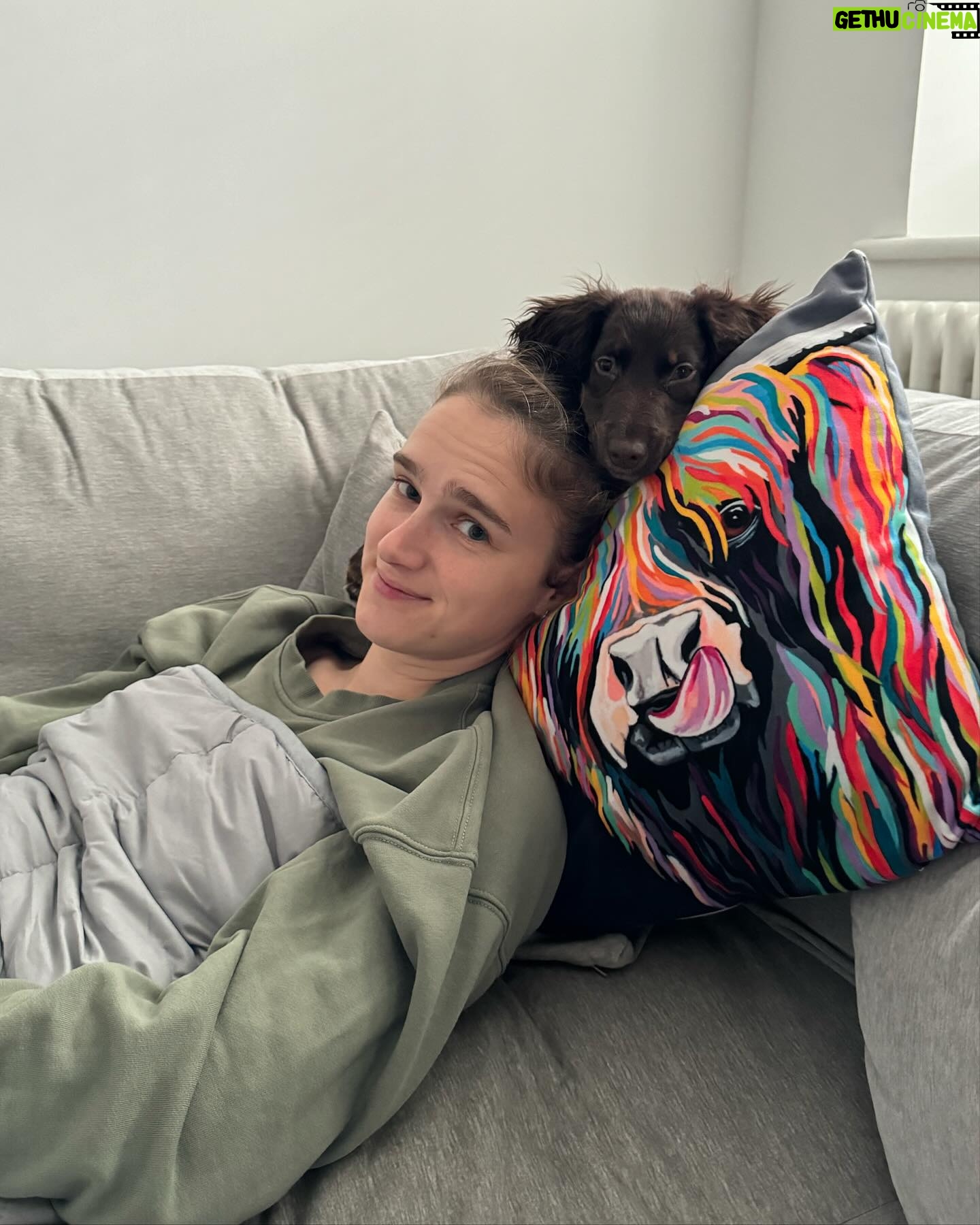Beth Mead Instagram - 𝐒𝐭𝐚𝐫𝐭 𝐨𝐟 𝐭𝐡𝐞 𝐲𝐞𝐚𝐫 𝐝𝐮𝐦𝐩 🌅 🐾 ⚽️