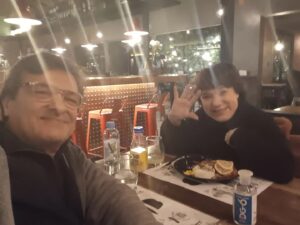 Betiana Blum Instagram - CENANDO TEMPRANO, CON HORACIO EL DIRE DE PRODUCCION .MAÑANA TENEMOS ENSAYO A LAS 8 DE LA MAÑANA !!!