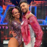 Betsy Camino Instagram - 14 de febrero 🕺🏼!! Día del amor 🧡 yo celebro el amor por lo q hago y las bendiciones q siempre tengo !!! Hoy con @bastian.retamal y nuestro profe @andrescoke nos presentamos en @aquisebaila13 Gracias a mi clínica amada @clinicabiotherapycl por dejarme estupendaaaaaaa !!! Mi mini lipo va cómo viento en popa !! Sigan @clinicabiotherapycl !! Mi sonrisa de @dra.loaiza