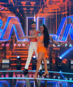 Betsy Camino Instagram - Hoy hoy !!!! Un nuevo baile 👯‍♀️ SALSA 💃 LO MIOOO en @aquisebaila13 X @canal13cl 
Junto a los más top mi patner lindo hermoso apañador @bastian.retamal y mi profesor q lo amooooooo al infinito @andrescoke !!! 

Mi pelo bello son extensiones perrisinas de mi tienda @atrevidisima_boutique 
Mi cuerpo a cargo de @clinicabiotherapycl 
Maje up @alefernandez.makeup