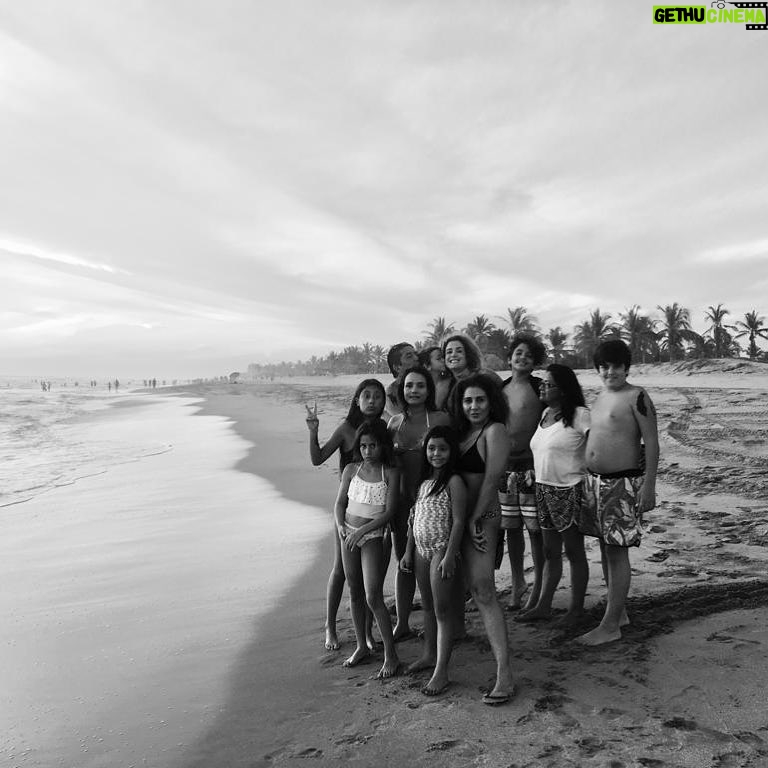 Betty Monroe Instagram - #familylove💕 las mejores vacaciones se comparten con las personas que AMAS @jamileliashindi @eliasanwarhindimonroy @majo_minimonroe @simoncitamx @marioguerrero10 💋💋❤️❤️❤️😍🦀