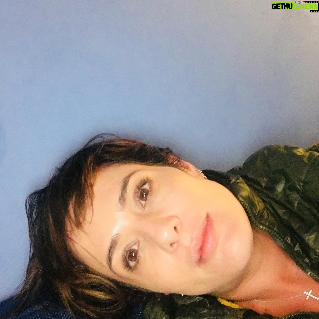 Betty Monroe Instagram - Mi cara de no querer tener nervios . Concentrada. Con frío y a tres de entrar a mi mayor sufrimiento 😷DENTISTA @arciniegadentaloffice