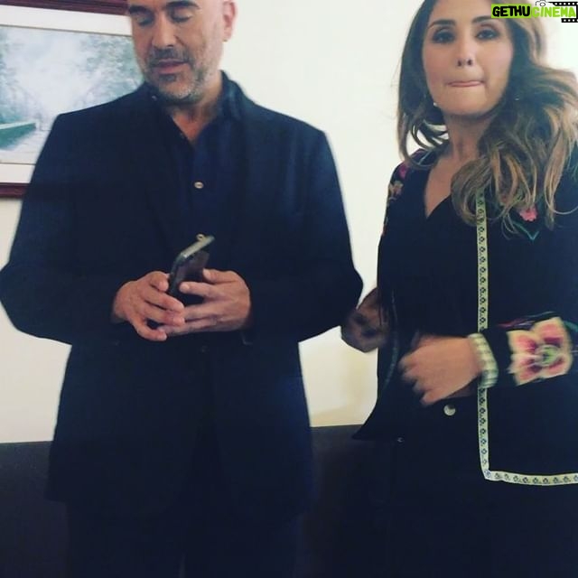 Betty Monroe Instagram - Que placer trabajar con ustedes, los voy a extrañar. Extrañare reír sin parar, jugar y filosofar. Extrañare tus cara @pelongomis y tu sonrisa de amor @dulcemaria #MuyPadresTV