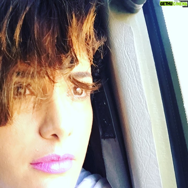 Betty Monroe Instagram - ❤️🤫🕰 solo deja pasar los pensamientos... el camino siempre te lleva a la verdad. En la vida te encuentras con buenos y malos seres. Solo aprender a confiar en aquellos que te hacen 😢