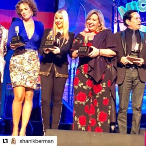 Betty Monroe Instagram - Noche de premios !! #microfonodeoro @juanjoseorigel @magdaproducer @shanikberman #Outfit @benitosantosoficial #makeup @juliocesaryuyu @pacocastillostylist 🙏🏻