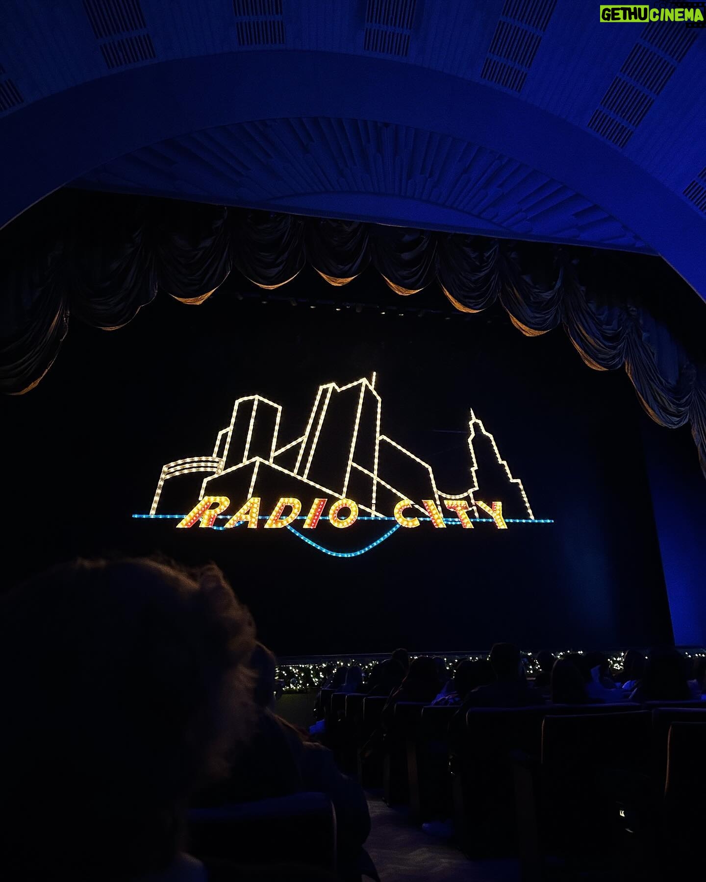 Betty Who Instagram - WHOLESOME MOTHER DAUGHTER CHRISTMAS EVE AT RADIO CITY CONTENT! HAPPY HOLIDAYS U BEAUTIFUL PEOPLE!!! π
πΌπβοΈ