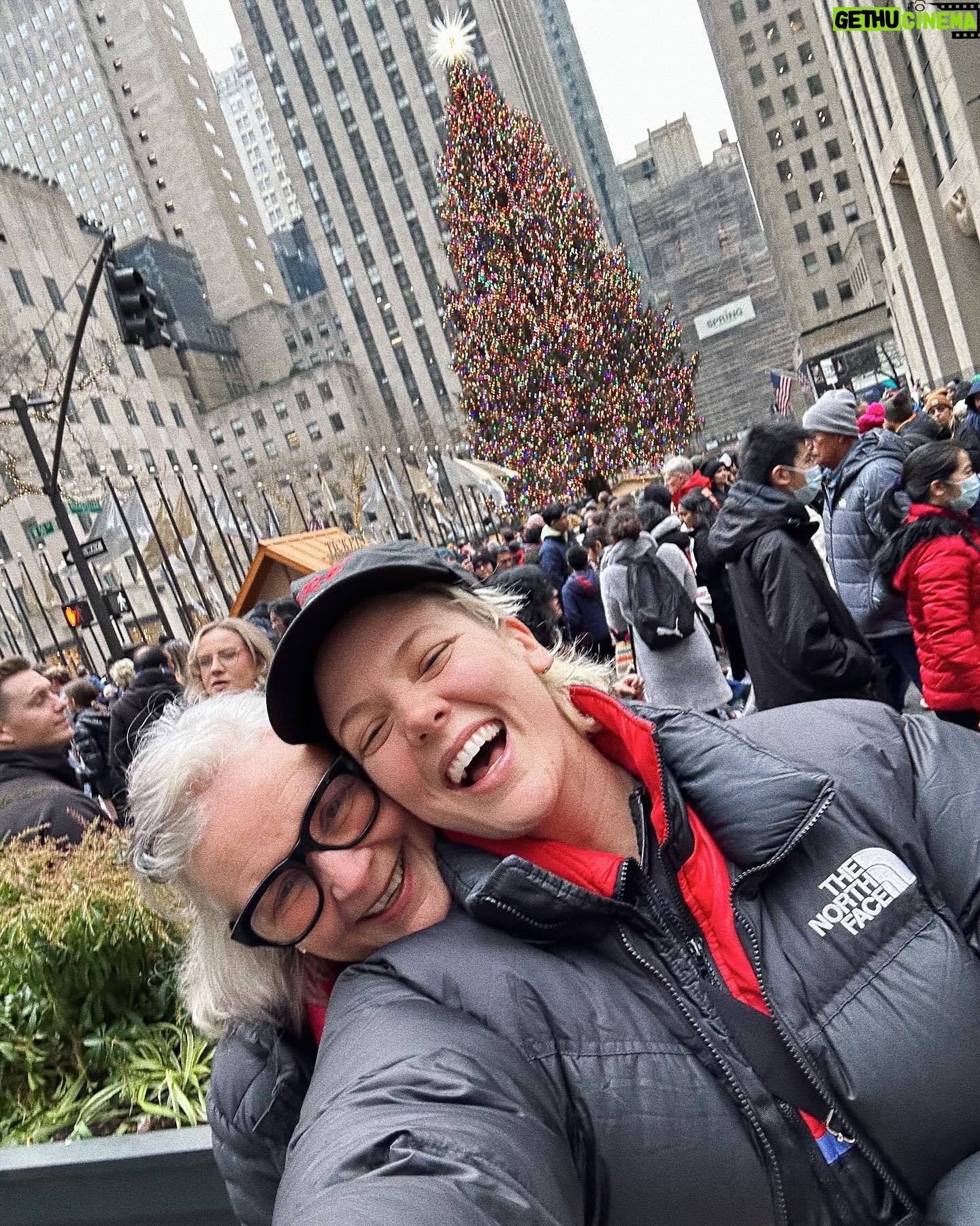 Betty Who Instagram - WHOLESOME MOTHER DAUGHTER CHRISTMAS EVE AT RADIO CITY CONTENT! HAPPY HOLIDAYS U BEAUTIFUL PEOPLE!!! π
πΌπβοΈ