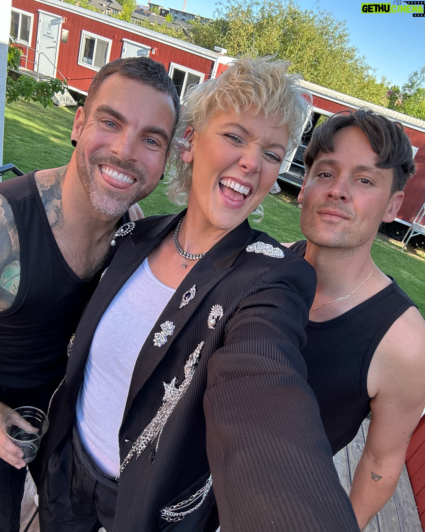 Betty Who Instagram - SHOW 1 WITH @MARENMORRIS ✅ had the best time last night thank you to everyone who sang along and danced with us! next stop Red Rocks! 🌄
