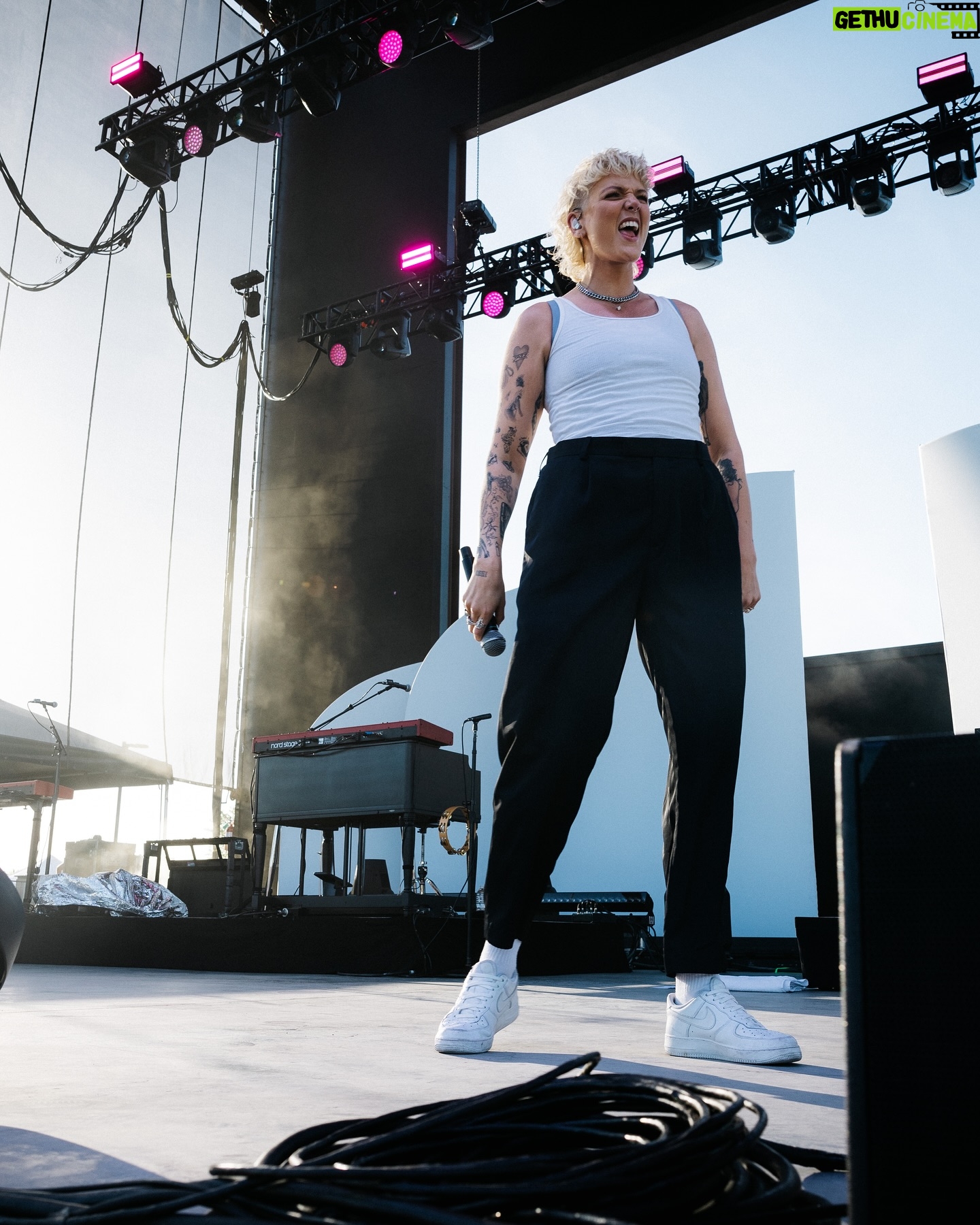 Betty Who Instagram - SHOW 1 WITH @MARENMORRIS ✅ had the best time last night thank you to everyone who sang along and danced with us! next stop Red Rocks! 🌄