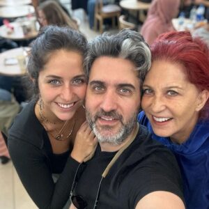 Betül Arım Instagram - Çok mu benziyoruz ??? 25 Kasım 1977 de kucağıma aldığım ve bugüne kadar varlığıyla hep mutlu olduğum ve onurlandığım canımın içi oğlum; yol seni karşılamaya çıksın, rüzgar hep arkanda olsun, güneş ışığı yüzünü aydınlatsın, yağmur bahçene nazikçe düşsün, karşına hep senin gibi adaletli ve vicdanlı insanlar çıksın, güzel anlar ve anılar hep seninle olsun, yüzünden gülümsemen ve neşen hiç eksik olmasın. Yeniden buluşuncaya kadar Yaradan ve doğa seni avcunda korusun, seni sonsuz ve karşılıksız sevdiğimi kulağına hep fısıldasın. İyi ki annen olarak beni seçmişsin, çok teşekkür ederim. Senden ve kız kardeşinden çok şey öğrendim ve öğrenmeye devam ediyorum. Bugün aynı zamanda “Kadına Şiddete Karşı Uluslararası Mücadele Günü” ve sen yıllardır insan bir erkek olarak bunun mücadelesini veriyorsun, her zaman, her yerde, hiç vazgeçmeden, başta çocuklar ve kadınlar olmak üzere şiddete uğrayan herkes için. Bu yalnız şiddetsiz bir evde büyüdüğün için değil şiddetin bir insanlık suçu ve utancı olduğunun bilincinde olduğun için yani gerçek insan olduğun için. Varlığın için binlerce teşekkür. 👫🙏🎂🤝❤️
@memetalialabora

#iyikidoğdun #iyikivarsın #memetalialabora #doğumgününkutluolsun