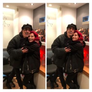 Betül Arım Instagram - Güzel insan, güzel adam çok erken çok. Hangi birini anlatsam eksik kalır. Müzisyenliği, oyunculuğu,  o güzel kalbi, hiç bitmeyen ve herkesi kucaklayan enerjisi, mütevazılığı, çocuk ruhu, dostluğu, inceliği, yardımseverliği. Bize yaşattığın bütün güzellikler için binlerce teşekkür. Şarkıların ve anılarınla sonsuza dek yaşayacaksın. Yolun gönlün olsun. O güzel ailene, sevdiklerine ve hepimize  dayanma gücü diliyorum. Ruhun şad olsun 🙏
#özkanuğur