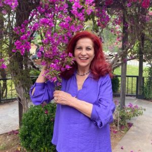 Betül Arım Instagram - Dışarda Hiçbir Şey Var oyunumda soruyorum ya; aranızda organlarını bedenini seven var mı ? diye. Bu beden bize armağan ve emanet. E şimdi bizim kültürde de armağana hıyanet etmek olmaz ona iyi bakmamız lazım. Nasıl yapacağımızı o kadar güzel anlatmış ki lütfen okuyun, yaşamınıza geçirin ve paylaşın ki çoğalalım. Yaşamınızda her şey kolaylıkla ve güzellikle olsun bütün olumsuzluklar size deneyim kazandırırken teğet geçsin. Sağlıkla, sevgiyle, adaletle, bolluk bereketle, muhabbetle ama hep sanatla kalalım. 👫🤝📚🎨🖍️🦜❤️

#betülarım #betülarımlayaşamasanatı #dışardahiçbirşeyvar #kişiselgelişim #bedenimiz