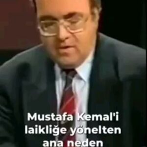 Betül Arım Instagram - Uğur Mumcu 31 sene önce bugünleri görüp bizi uyarıp anlatanlardandı. Onu ve bugünleri anlamak için ne olur kitaplarını okuyun ve Uğur Mumcu Vakfı’na destek olun. Onu sonsuza kadar böyle yaşatabiliriz. Sözü ona bırakıyorum.

Ben, Atatürkçüyüm.
Ben, cumhuriyetçiyim.
Ben, laikim.
Ben, anti-emperyalistim.
Ben, tam bağımsız Türkiye’den yanayım.
Ben, özgürlükçüyüm.
Ben, insan hakları savunucusuyum.
Ben, terörün karşısındayım.
Ben; yobazların, hırsızların, vurguncuların, çıkarcıların düşmanıyım. Dün sabaha dek, araştırarak yazdığım hiçbir konuyu yalanlayamadınız.
Öyleyse vurun, parçalayın! Her parçamdan benim gibiler, beni aşacaklar doğacaktır!
İnsanlara can güvenliği sağlayamamış bir düzene hukuk devleti denilemez.
Devrimcilerin faili meçhul cinayetlere kurban gittiği bir düzene demokrasi denilemez. Yolsuzlukların devlet yetkililerini sardığı bir düzene Anayasa düzeni denilemez.
Bu, katiller demokrasisidir. Bu, hırsızlar düzenidir.
Baskıya boyun eğmeyen, gelen geçen yönetimlere maşalık etmeyen, içinde insanlık onurunu bir değişilmez hazine gibi saklayan insanlardır çağlarına ve toplumlarına yakışanlar.
Bir toplum böyle çöker işte. Devletin yerini kaba kuvvet alır, susulur! Yasanın yerini din alır, korkulur ! Yolsuzluklar, cinayetler birbirini izler, eller kollar bağlanıp götürülür!

Her kim ki din sömürüsünü kullanır, bir süre yararlı olur belki, ama sonunda mutlaka seçim sandığında yenilgiye uğrar. Halk, din sömürüsünü affetmiyor. Bu son derece önemli bir sonuç, olgu ve gerçektir.

Bir kişiye yapılan haksızlığı her insan yüreğinde ve bilincinde duymalıdır bütün ağırlığınca. Bu sorumluluk bilinci kurulmamışsa her yeni haksızlık bir ''Kader'' gibi benimsenir bütün toplumda. Oysa ne yoksulluk ne de haksızlık ''Kader'' değildir. Yoksulluğun ve haksızlığın nedenleri vardır. Bunları birer birer saptayıp toplumun önüne haykırmak gerekiyor.

#Uğurmumcu #uğurmumcuvakfı #Adalet #demokrasi #özgürbasın