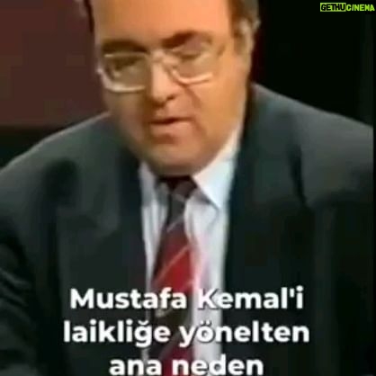 Betül Arım - 26.8K Likes - Uğur Mumcu 31 sene önce bugünleri görüp bizi uyarıp anlatanlardandı. Onu ve bugünleri anlamak için ne olur kitaplarını okuyun ve Uğur Mumcu Vakfı’na destek olun. Onu sonsuza kadar böyle yaşatabiliriz. Sözü ona bırakıyorum.
Ben, Atatürkçüyüm.
Ben, cumhuriyetçiyim.
Ben, laikim.
Ben, anti-emperyalistim.
Ben, tam bağımsız Türkiye’den yanayım.
Ben, özgürlükçüyüm.
Ben, insan hakları savunucusuyum.
Ben, terörün karşısındayım.
Ben; yobazların, hırsızların, vurguncuların, çıkarcıların düşmanıyım. Dün sabaha dek, araştırarak yazdığım hiçbir konuyu yalanlayamadınız.
Öyleyse vurun, parçalayın! Her parçamdan benim gibiler, beni aşacaklar doğacaktır!
İnsanlara can güvenliği sağlayamamış bir düzene hukuk devleti denilemez.
Devrimcilerin faili meçhul cinayetlere kurban gittiği bir düzene demokrasi denilemez. Yolsuzlukların devlet yetkililerini sardığı bir düzene Anayasa düzeni denilemez.
Bu, katiller demokrasisidir. Bu, hırsızlar düzenidir.
Baskıya boyun eğmeyen, gelen geçen yönetimlere maşalık etmeyen, içinde insanlık onurunu bir değişilmez hazine gibi saklayan insanlardır çağlarına ve toplumlarına yakışanlar.
Bir toplum böyle çöker işte. Devletin yerini kaba kuvvet alır, susulur! Yasanın yerini din alır, korkulur ! Yolsuzluklar, cinayetler birbirini izler, eller kollar bağlanıp götürülür!
Her kim ki din sömürüsünü kullanır, bir süre yararlı olur belki, ama sonunda mutlaka seçim sandığında yenilgiye uğrar. Halk, din sömürüsünü affetmiyor. Bu son derece önemli bir sonuç, olgu ve gerçektir.
Bir kişiye yapılan haksızlığı her insan yüreğinde ve bilincinde duymalıdır bütün ağırlığınca. Bu sorumluluk bilinci kurulmamışsa her yeni haksızlık bir ''Kader'' gibi benimsenir bütün toplumda. Oysa ne yoksulluk ne de haksızlık ''Kader'' değildir. Yoksulluğun ve haksızlığın nedenleri vardır. Bunları birer birer saptayıp toplumun önüne haykırmak gerekiyor.
#Uğurmumcu #uğurmumcuvakfı #Adalet #demokrasi #özgürbasın