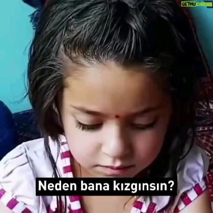 Betül Arım - 5K Likes - #Repost @faynstudio
‘‘Siz evde oturun, ülkeyi biz yeniden inşa ederiz.’’
6 yaşındaki Afgan kızın ‘‘Okul sadece erkekler içindir’’ diye kendisine takılan babası ile diyalogu.
👨👧📚🖍️👫
Umarım yıllar önce Halil Cibran’ın ERMİŞ “adlı kitabında yazdığı bu yazıyı içselleştirir, yaşamımıza geçirir ve sağlıklı bireyler yetiştiririz. Yazdıkları, resimleri ve bizlerde yarattığı farkındalıkla sonsuza kadar yaşayacak olan Halil Cibran’a binlerce teşekkür 📚🙏🖍👫🤝👭
ÇOCUKLAR
''Sizin diye bildiğiniz evlatlar gerçekte sizlerin değildirler,
Onlar kendisini özleyen Hayat’ın oğulları ve kızlarıdırlar.
Sizler aracılığıyla dünyaya gelmişlerdir ama sizden değildirler.
Sizlerin yanındadırlar ama sizlerin malı değildirler.
Onlara sevginizi verebilirsiniz ama düşüncelerinizi asla. Çünkü onların kendi düşünceleri vardır.
Onların vücutlarını çalabilirsiniz ama canlarını asla. Çünkü onların canları geleceğin sarayında oturur ve sizler düşlerinizde bile orayı ziyaret edemezsiniz.
Kendinizi onlara benzetmeye çalışabilirsiniz ama onları kendinize benzetmeye kalkışmayın hiç. Çünkü Hayat ne geriye gider ne de geçmişle ilgilenir.
Sizler, evlatların birer canlı ok gibi fırlatıldıkları yaylarsınız.
Yayı geren, sonsuza açılan yolda kendine bir hedef edinmiştir ve oklarını en uzağa eriştirebilmek için Kendi gücüyle sizleri gerer. Yayı gerenin elinde seve seve bükülün, Çünkü oku atan O güç, uzaklaşan okları sevdiği kadar elindeki sağlam yayı da sever.” 👭🎈👫🌿❤️. Çocuklar donmamış beton gibidir üzerine ne düşerse iz bırakır 📚🤝📗✏️💚
#betülarım #betülarımlayaşamasanatı #dışardahiçbirşeyvar #halilcibran #faynstudio #afganistan