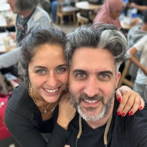 Betül Arım Instagram - Canlarım çok  güzelsiniz. Sizin babalar farklı ama siz ikiz gibisiniz doktorlar bu duruma ne diyor bilmiyorum ama oğlum babalar fark etmiyor annem hep aynı çocuğu doğuruyor diyor. Gördüğünüz gibi analar neler doğuruyor.Can parcalarım hep böyle fotoğraflarınız olması dileğiyle sizi  sonsuz seviyorum 👫🤝🎈🌿❤ Bu arada onları büyütürken Halil Cibran’ın Ermiş adlı kitabından çocuklar adlı şiiri bana hep yol arkadaşlığı yaptı. Bir de okuduğum bu sözü hep hatırladım ve yaşamıma geçirdim. Çocuklar büyükleri dinleme konusunda iyi değildir. Ancak onları taklit etme konusunda oldukça beceriklidirler işte onun için çocuklarımızı terbiye etmeye çalışmayalım kendimizi terbiye edelim. Zira onlar bize benzeyeceklerdir. Ne ekersek onu biçiyoruz. Hiç karpuz ekip salatalık yetiştiğini gördünüz mü ben görmedim. O zaman bilinçaltınıza güller, sümbüller yerine ayrık otları ekmeyelim. Ne diyor Mevlânâ; Gül düşünürsen gülistanlık diken düşünürsen dikenlik olursun.Seçim bizim. Her konuda hepimizin kendimize sorması gerekir ben neyi seçiyorum ben neyi yaşamak istiyorum ben neyi yaşatmak istiyorum ??? Güzel seçimler dileğiyle sağlıkla, sevgiyle kalın ve çocuklarınıza sarılın onlara seni seviyorum, yapabilirsin, başarabilirsin, sen çok değerlisin, ihtiyacın olduğunda yanındayım deyin. Okumasını, araştırmasını düşünce kalkmasını, hayal kurmasını kendiniz örnek olarak anlatın ve yaşatın 👫🤝👭🖍🌿 ÇOCUKLAR 
''Sizin diye bildiğiniz evlatlar gerçekte sizlerin değildirler,
Onlar kendisini özleyen Hayat’ın oğulları ve kızlarıdırlar.
Sizler aracılığıyla dünyaya gelmişlerdir ama sizden değildirler.
Sizlerin yanındadırlar ama sizlerin malı değildirler.
Onlara sevginizi verebilirsiniz ama düşüncelerinizi asla. Çünkü onların kendi düşünceleri vardır.
Onların vücutlarını çalabilirsiniz ama canlarını asla. Çünkü onların canları geleceğin sarayında oturur ve sizler düşlerinizde bile orayı ziyaret edemezsiniz.
Kendinizi onlara benzetmeye çalışabilirsiniz ama onları kendinize benzetmeye kalkışmayın hiç. Çünkü Hayat ne geriye gider ne de geçmişle ilgilenir.
Devamı yorumda.

@melissakaragoz
@memetalialabora
#betülarım #betülarımlayaşamasanatı #memetalialabora #melissakaragöz #halilcibran #evlatlar #sevgi