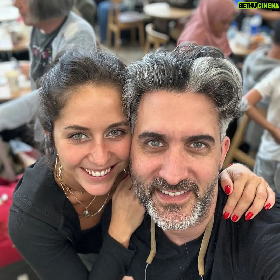 Betül Arım - 48.9K Likes - Canlarım çok güzelsiniz. Sizin babalar farklı ama siz ikiz gibisiniz doktorlar bu duruma ne diyor bilmiyorum ama oğlum babalar fark etmiyor annem hep aynı çocuğu doğuruyor diyor. Gördüğünüz gibi analar neler doğuruyor.Can parcalarım hep böyle fotoğraflarınız olması dileğiyle sizi sonsuz seviyorum 👫🤝🎈🌿❤ Bu arada onları büyütürken Halil Cibran’ın Ermiş adlı kitabından çocuklar adlı şiiri bana hep yol arkadaşlığı yaptı. Bir de okuduğum bu sözü hep hatırladım ve yaşamıma geçirdim. Çocuklar büyükleri dinleme konusunda iyi değildir. Ancak onları taklit etme konusunda oldukça beceriklidirler işte onun için çocuklarımızı terbiye etmeye çalışmayalım kendimizi terbiye edelim. Zira onlar bize benzeyeceklerdir. Ne ekersek onu biçiyoruz. Hiç karpuz ekip salatalık yetiştiğini gördünüz mü ben görmedim. O zaman bilinçaltınıza güller, sümbüller yerine ayrık otları ekmeyelim. Ne diyor Mevlânâ; Gül düşünürsen gülistanlık diken düşünürsen dikenlik olursun.Seçim bizim. Her konuda hepimizin kendimize sorması gerekir ben neyi seçiyorum ben neyi yaşamak istiyorum ben neyi yaşatmak istiyorum ??? Güzel seçimler dileğiyle sağlıkla, sevgiyle kalın ve çocuklarınıza sarılın onlara seni seviyorum, yapabilirsin, başarabilirsin, sen çok değerlisin, ihtiyacın olduğunda yanındayım deyin. Okumasını, araştırmasını düşünce kalkmasını, hayal kurmasını kendiniz örnek olarak anlatın ve yaşatın 👫🤝👭🖍🌿 ÇOCUKLAR
''Sizin diye bildiğiniz evlatlar gerçekte sizlerin değildirler,
Onlar kendisini özleyen Hayat’ın oğulları ve kızlarıdırlar.
Sizler aracılığıyla dünyaya gelmişlerdir ama sizden değildirler.
Sizlerin yanındadırlar ama sizlerin malı değildirler.
Onlara sevginizi verebilirsiniz ama düşüncelerinizi asla. Çünkü onların kendi düşünceleri vardır.
Onların vücutlarını çalabilirsiniz ama canlarını asla. Çünkü onların canları geleceğin sarayında oturur ve sizler düşlerinizde bile orayı ziyaret edemezsiniz.
Kendinizi onlara benzetmeye çalışabilirsiniz ama onları kendinize benzetmeye kalkışmayın hiç. Çünkü Hayat ne geriye gider ne de geçmişle ilgilenir.
Devamı yorumda.
@melissakaragoz
@memetalialabora
#betülarım #betülarımlayaşamasanatı #memetalialabora #melissakaragöz #halilcibran #evlatlar #sevgi