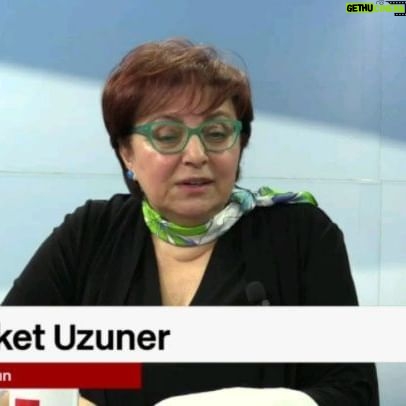 Betül Arım - 4.1K Likes - Sevgili Buket Uzuner’e çok teşekkür ediyoruz. Kız neşesini ve coşkusunu öyle güzel anlatmış ki onun da dediği gibi bunu hiç kimsenin elimizden almasına izin vermeyelim ve çocuklarımızı ona göre büyütelim .Bu arada Buket Uzuner kitaplarını okumadıysanız eksiksiniz demektir. Tamamlanın derim 📚🖍️ Bugün 11 Ekim Dünya Kız Çocukları günü. Bu gün kız çocuklarının toplumsal cinsiyet eşitsizliği, ayrımcılık, eğitim hakları, toplum içinde her alanda eşit haklara sahip olmak ve şiddet gibi sorunlarına farkındalık yaratmak amacıyla 2012 yılında Birleşmiş Milletler tarafından ilan edildi. Bu kızımız yaşadıklarını tek bir resimle çok net çok güzel anlatmış. Kendisini kutluyor, onun ve tüm kız çocuklarının bunları yaşamaması için hepimizin özellikle de anne ve babaların bilinçlenmesi gerekiyor. Onları kendilerine güvenen, değerlerini bilen, adaletli, önce kendisine daha sonra da yaratılmış olan her şeye çiçeğe, taşa, böceğe, doğaya,insana sevgi ve saygıyla yaklaşan özgür düşünen bireyler olarak yetiştirelim ki o hayalini kurduğumuz dünyayı yaratabilelim.👭🤝🎈📚💃🌿❤️ Bu arada canım biricik kız neşesi çok yüksek kızım 👭 şartlar ne olursa olsun bu neşeni hep koruduğun, vazgeçmediğin ve hiç kimsenin elinden almasına izin vermeden etrafa saçtığın için seni kutluyor ve sonsuz seviyorum. Sen bana ve bu dünyaya çok değerli bir armağansın .İyi ki anan olarak beni seçmişsin beni hep onurlandırıyorsun 👩❤️👩🌿💃💚
@melissakaragoz
#betülarım #betülarımlayaşamasanatı #dünyakızçocuklarıgünü
#buketuzuner #edebiyat